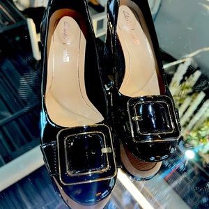 CLARKS ***NWO Box*** Black Patent leather pumps w/gold rimmed toe buckle. - 8
